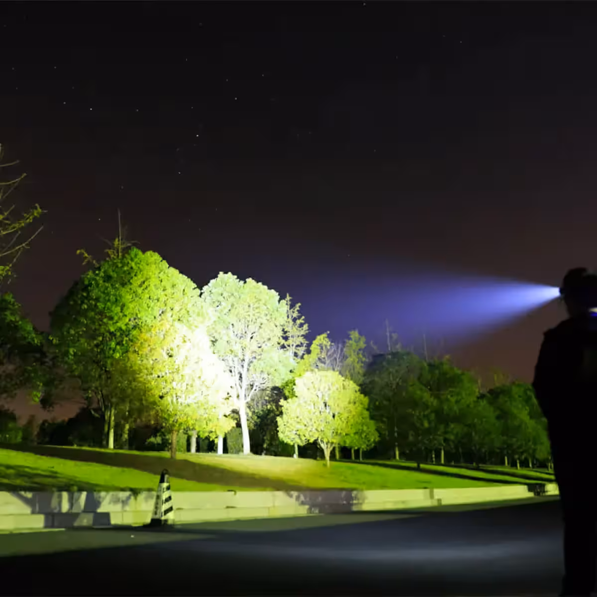 LED-otsalamppu retkeilyyn, kalastukseen ja vaellukseen