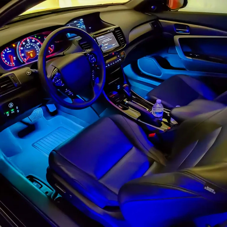 Joustava LED-nauha auton sisätilan valaistukseen