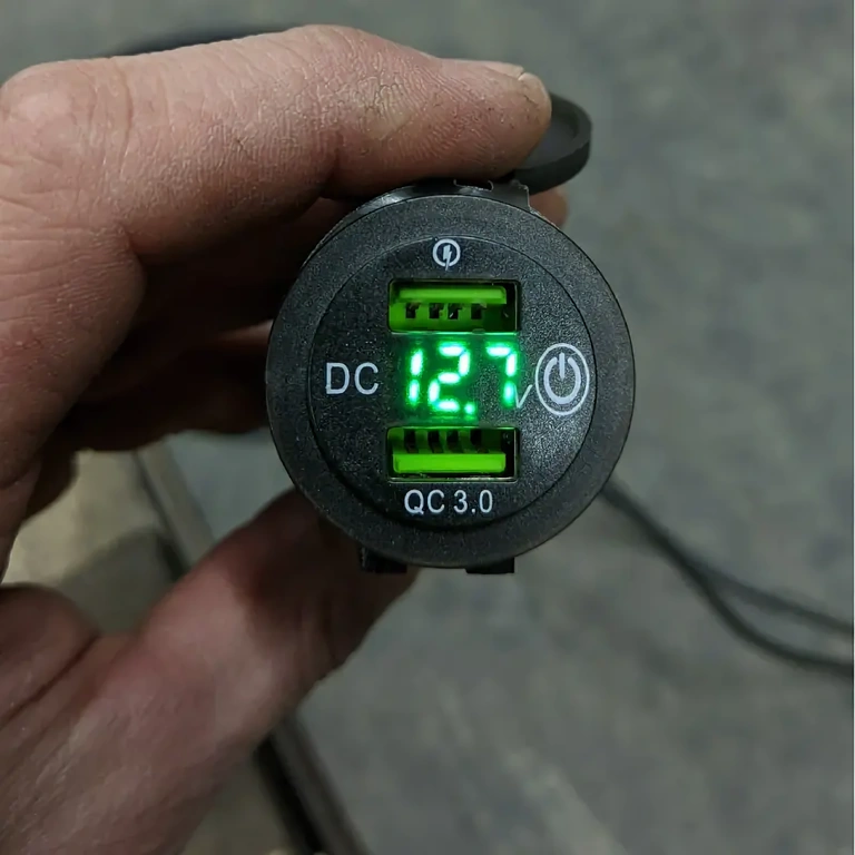 Kaksois-USB-laturi pyörään Kahden portin USB-laturi ohjaustankoon moottoripyörään ja pyörään