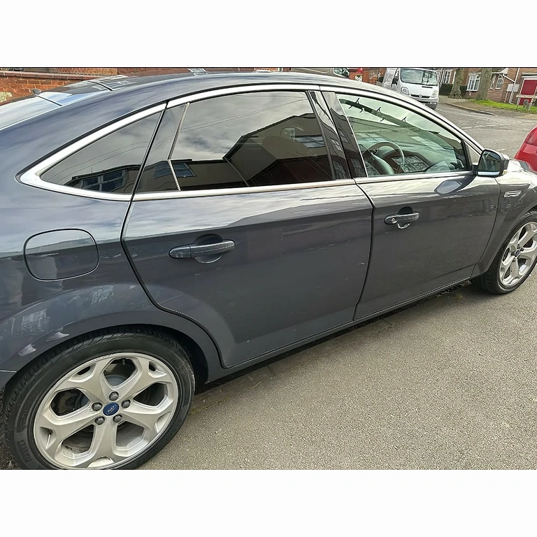 Kumitiiviste oven sivusuojaksi Kumitiivistenauha ovien sivusuojaan