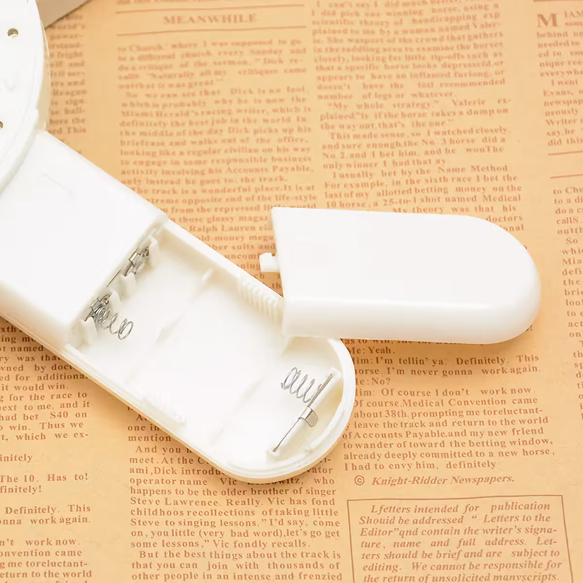 Lupa LED-valoilla (valkoinen ja UV), toimii 2 AAA-paristolla (ei sisälly)