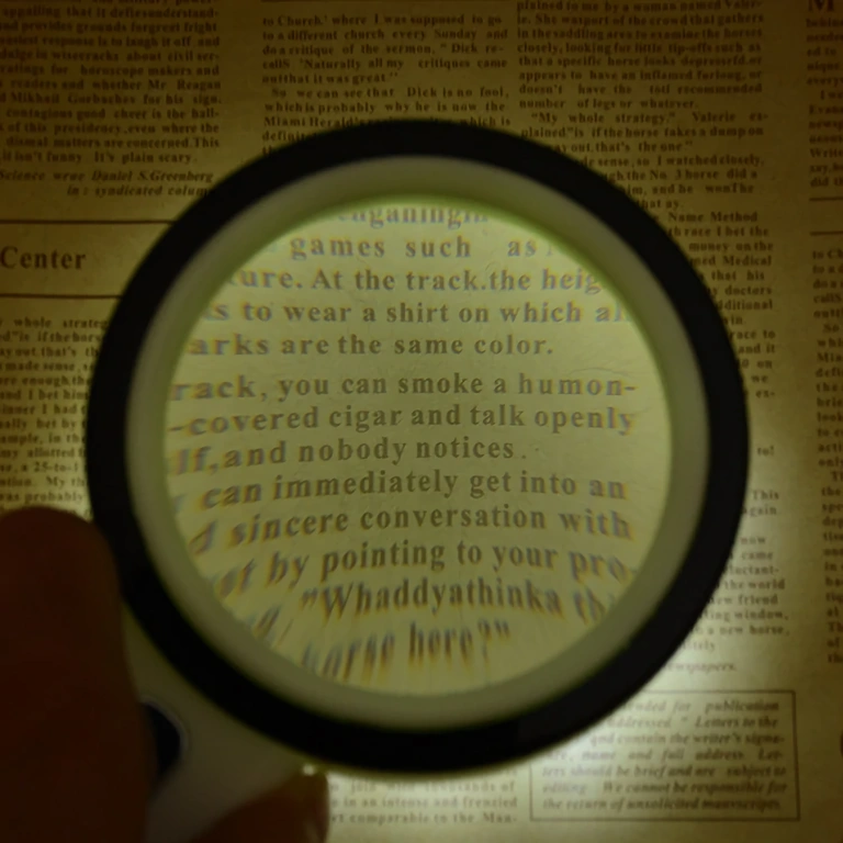 Suurennuslasi integroidulla valaistuksella Lupa LED-valolla ja tarkalla suurennoksella yksityiskohtiin