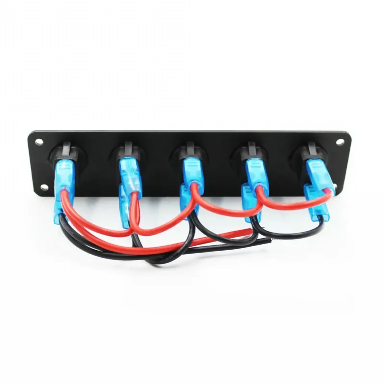 Sähköliittimet paneelin takaosassa