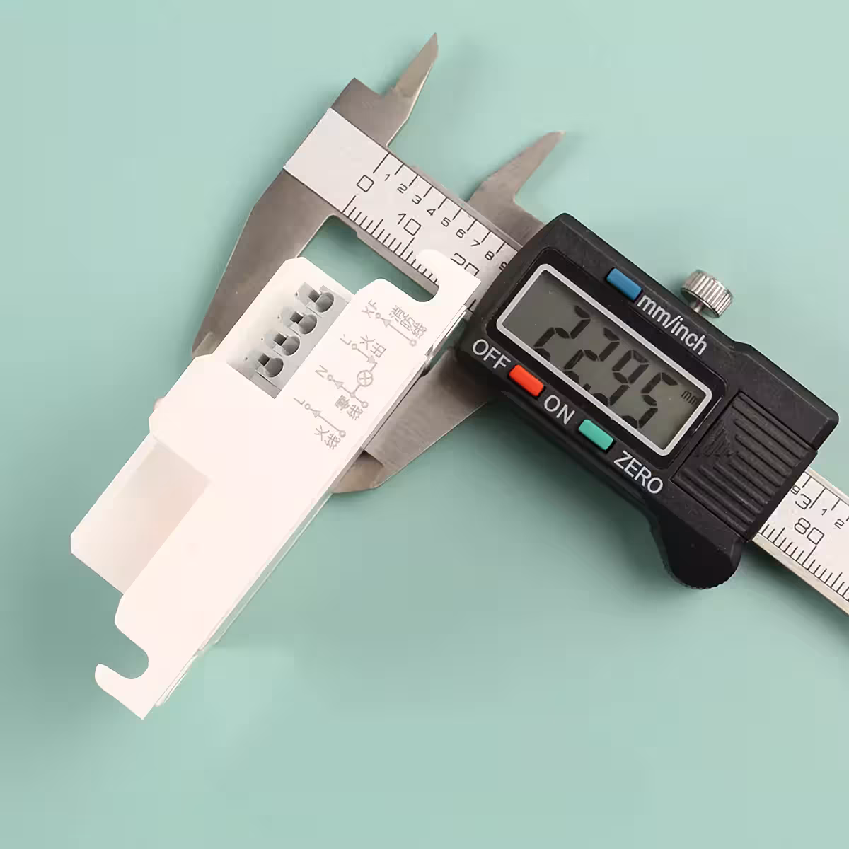 Kuva hämärätunnistimesta mitattuna työntömitalla tarkkojen mittojen varmistamiseksi