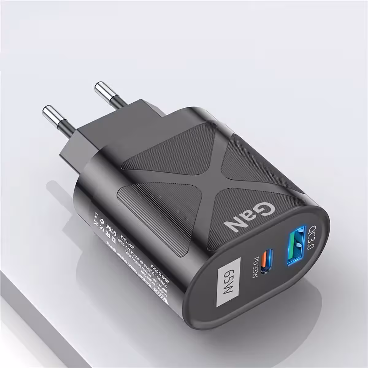 Musta laturi, kaksi porttia, puhelin ja tabletti