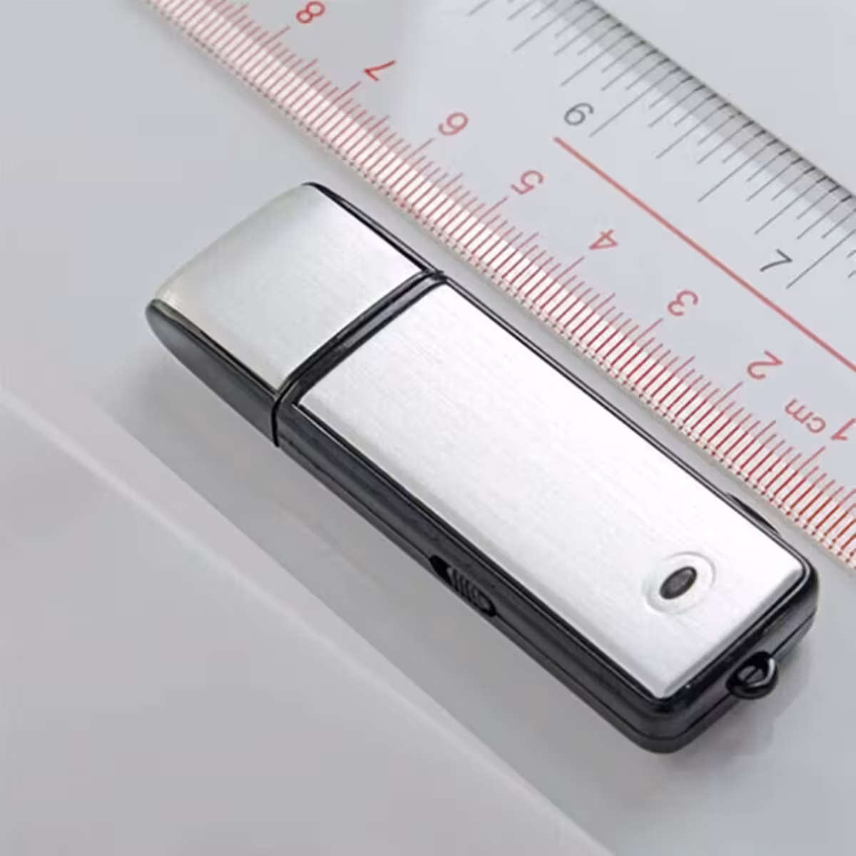 Salainen USB-tikku LED-merkillä