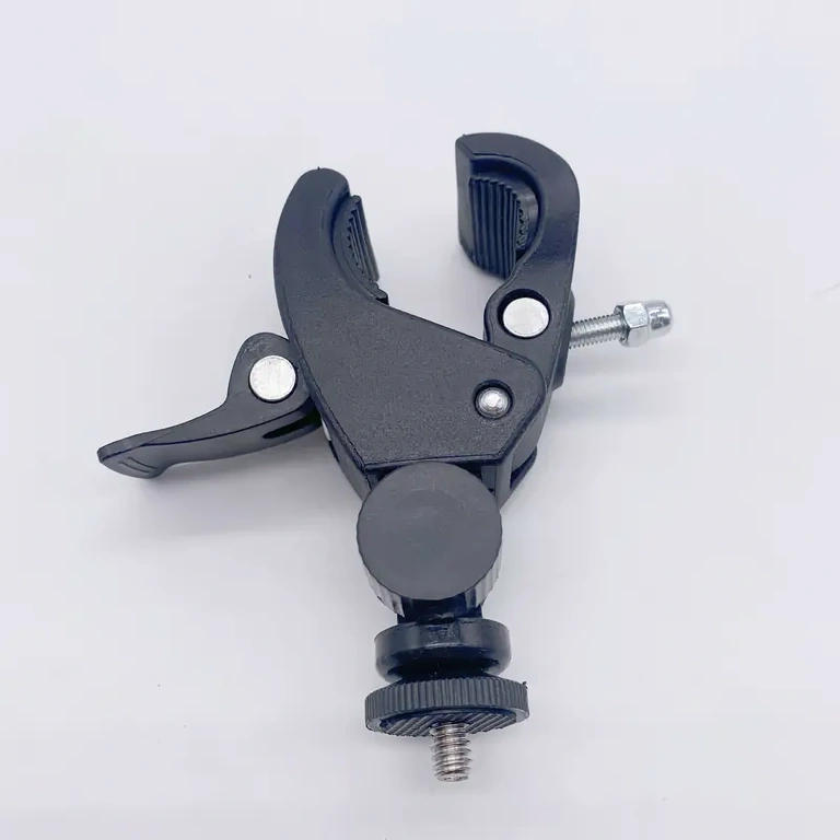 Turvallinen kamerakiinnitys Turvallinen kiinnitys kameralle ohjaustangolla dynaamisissa seikkailuissa