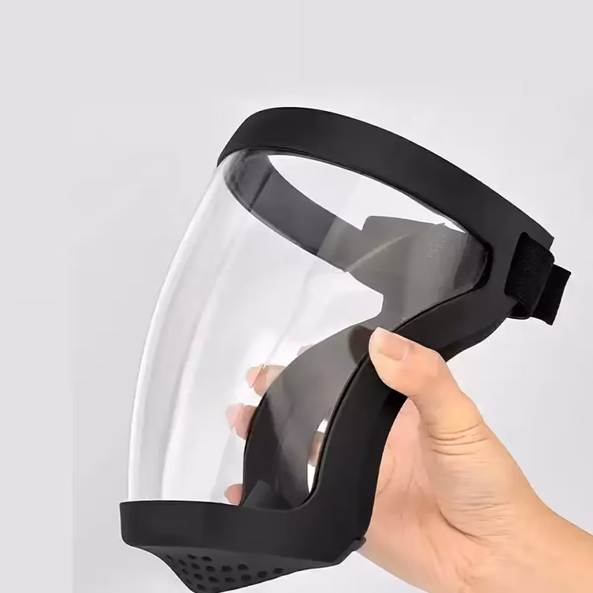 Lähikuva kasvosuojasta ja läpinäkyvästä polykarbonaattivisiiristä