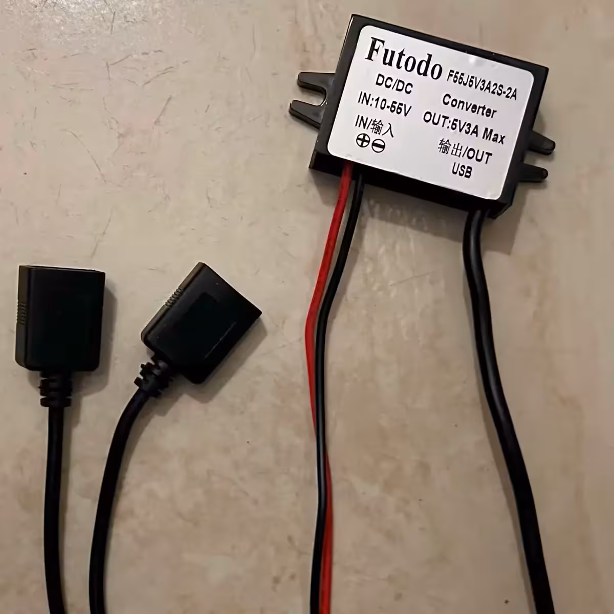 Muunnin lataa valvontakameraa 48V lähteestä