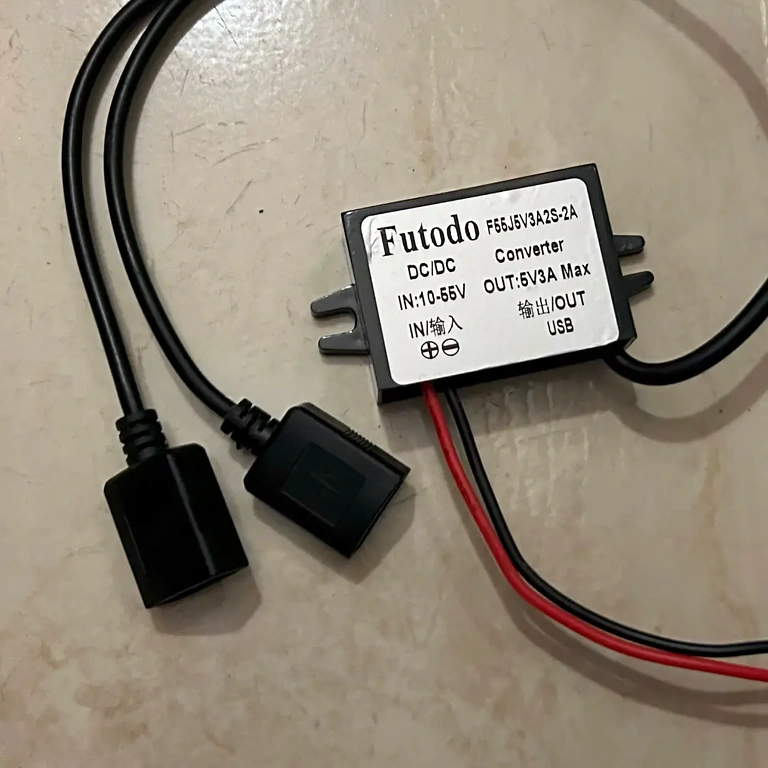 USB-porttien yksityiskohta Kaksois-USB-portit samanaikaiseen lataukseen 5V 3A