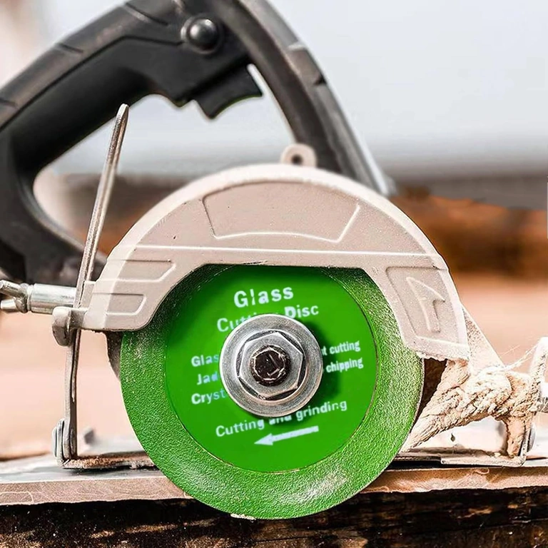 Levy kiinnitetty standardiin kulmahiomakoneeseen