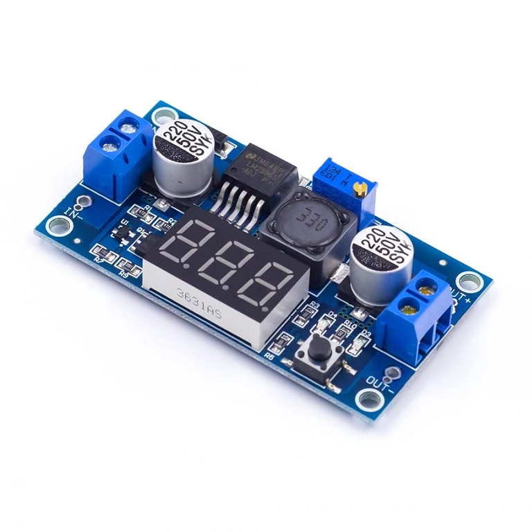 Lähikuva LM2596 step-down -moduulista, näyttö ja jännitteen säätö