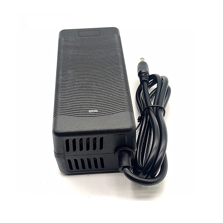 Korkean suorituskyvyn laturi 36V–42V 3A laturi, korkea hyötysuhde ja alhainen energiankulutus