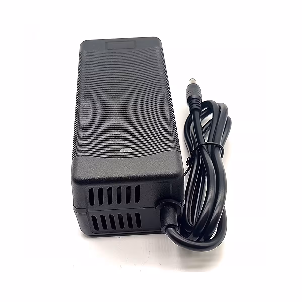 36V–42V 3A laturi, korkea hyötysuhde ja alhainen energiankulutus