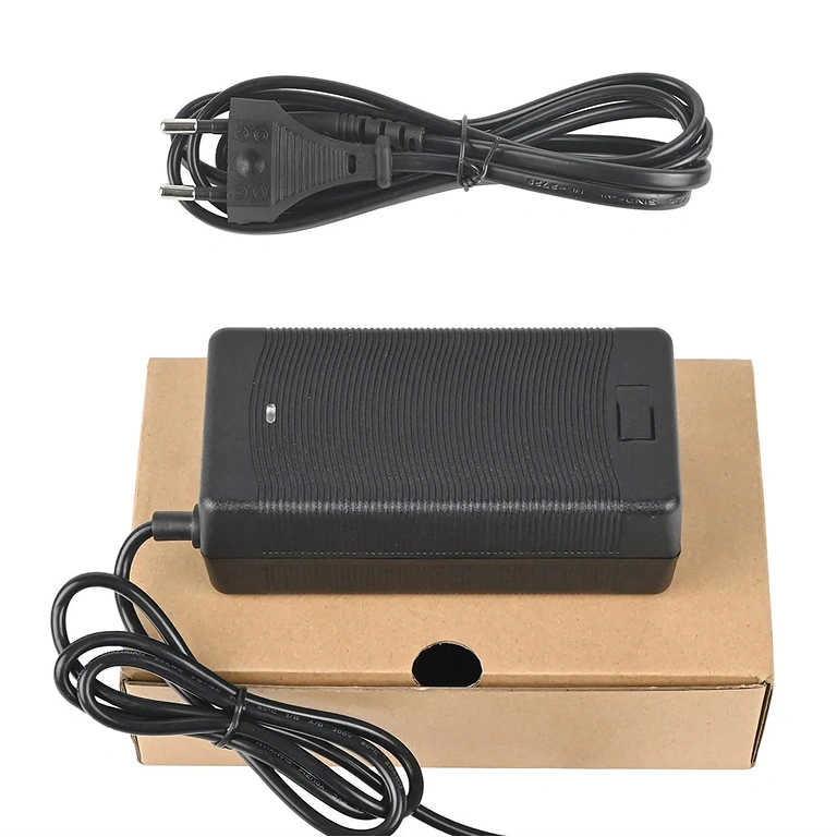 IEC C13 liitin 48V–54,6V 2A laturi IEC C13 liittimellä, sopii Citycoco- ja Harley-skoottereille