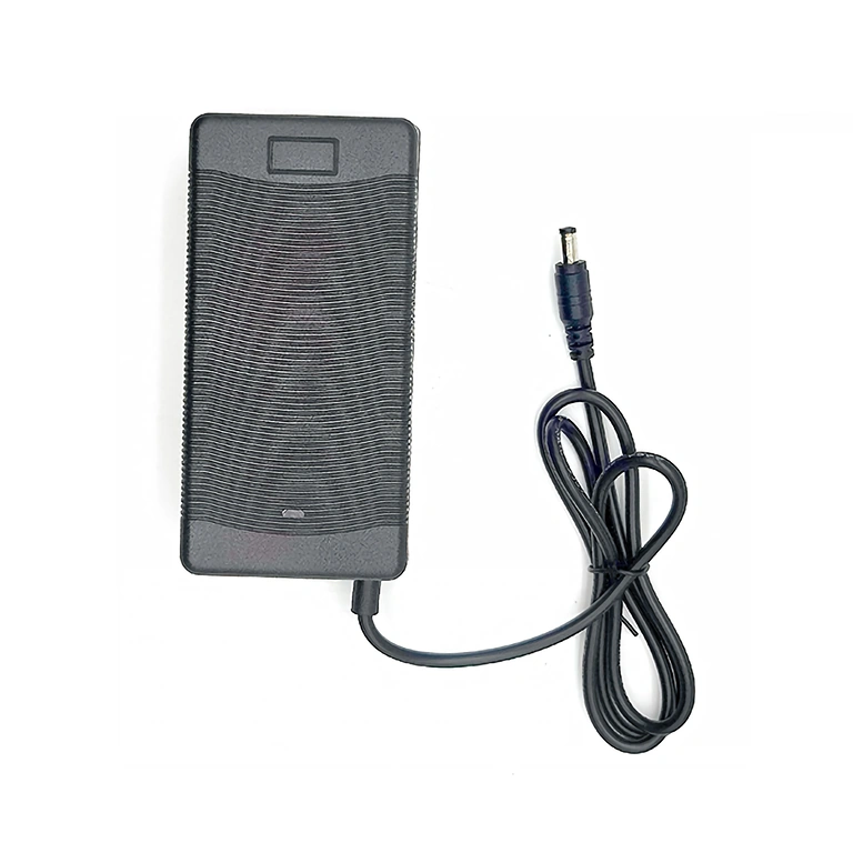 21V 2A Li-Ion-laturi pitkälla kaapelilla 250 cm 21V 2A Li-Ion laturi pitkällä 250 cm johdolla – täydellinen 18V Li-Ion akuille ja kannettaville laitteille