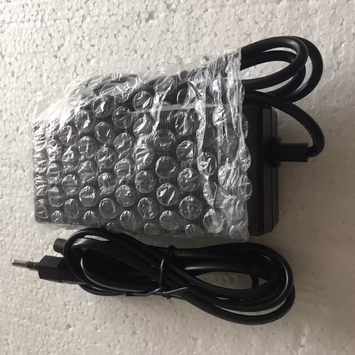 Yleiskuva 21V 2A Li-Ion laturista – sopii 18V Li-Ion akuille, sähkötyökaluille ja kannettaville laitteille