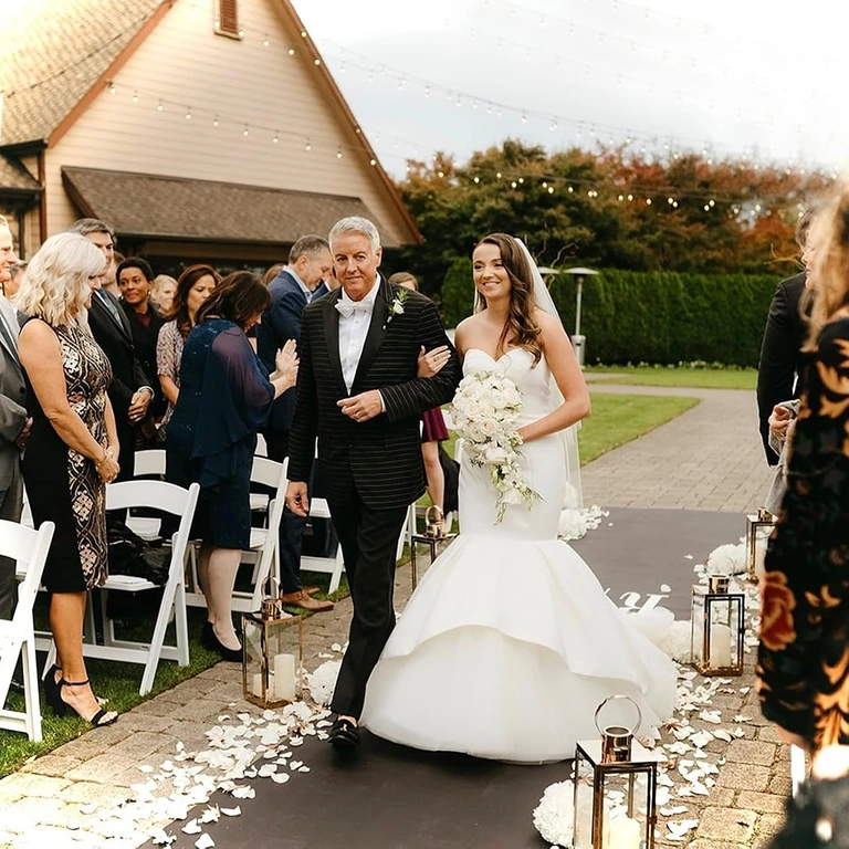 Valkoiset kukat valokuvaussessioon Valkoiset tekstiilipetalit romanttiseen valokuvaukseen