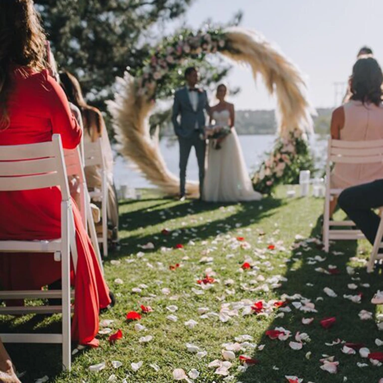 Romanttinen koristelu tekokukilla Valkoiset tekstiilipetalit ystävänpäivän romanttiseen koristeluun