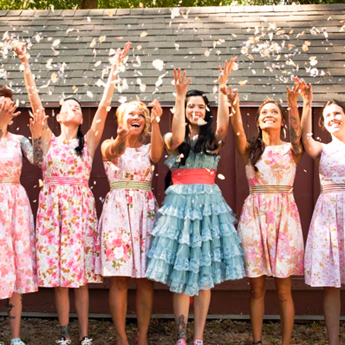 Valkoiset tekstiilipetalit häihin, vuosipäivään tai juhliin