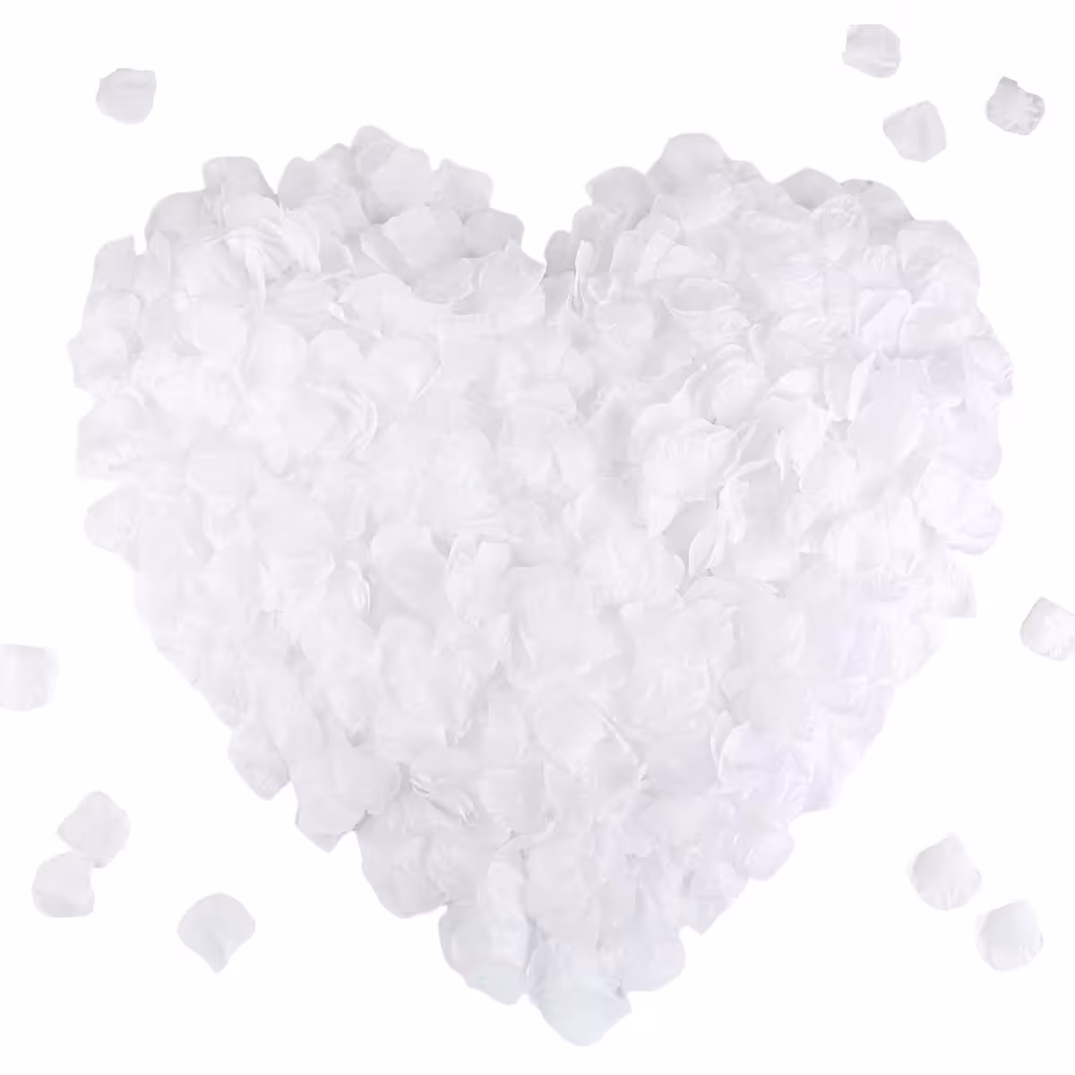 Valkoiset tekstiilipetalit sydämen muotoon aseteltuna koristeeksi