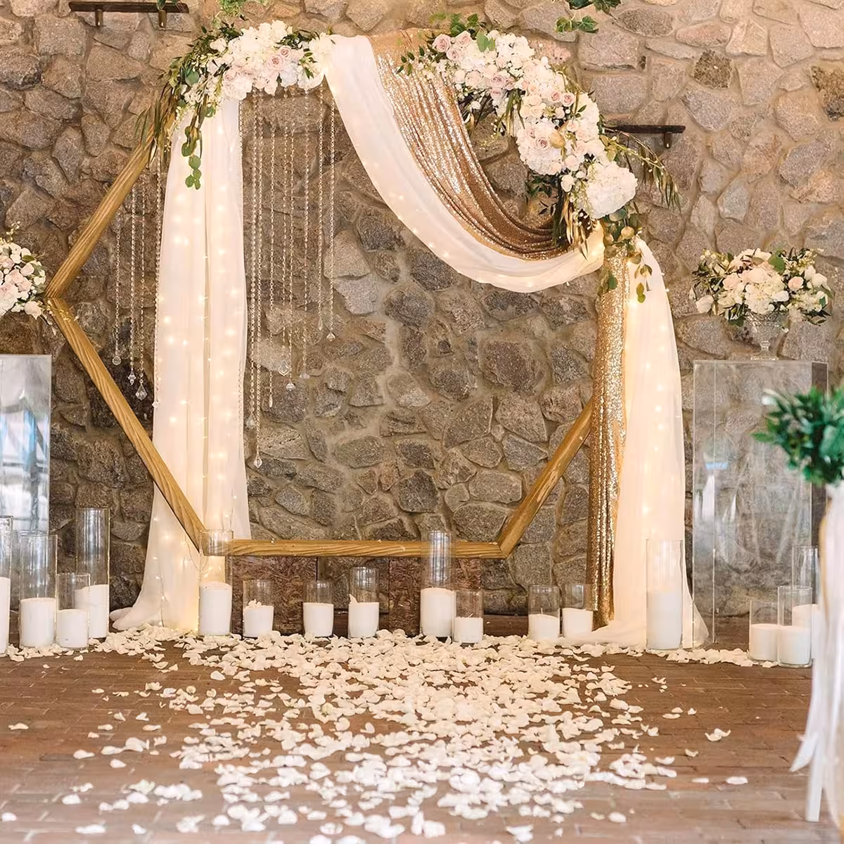 Valkoiset tekstiilipetalit teemajuhliin