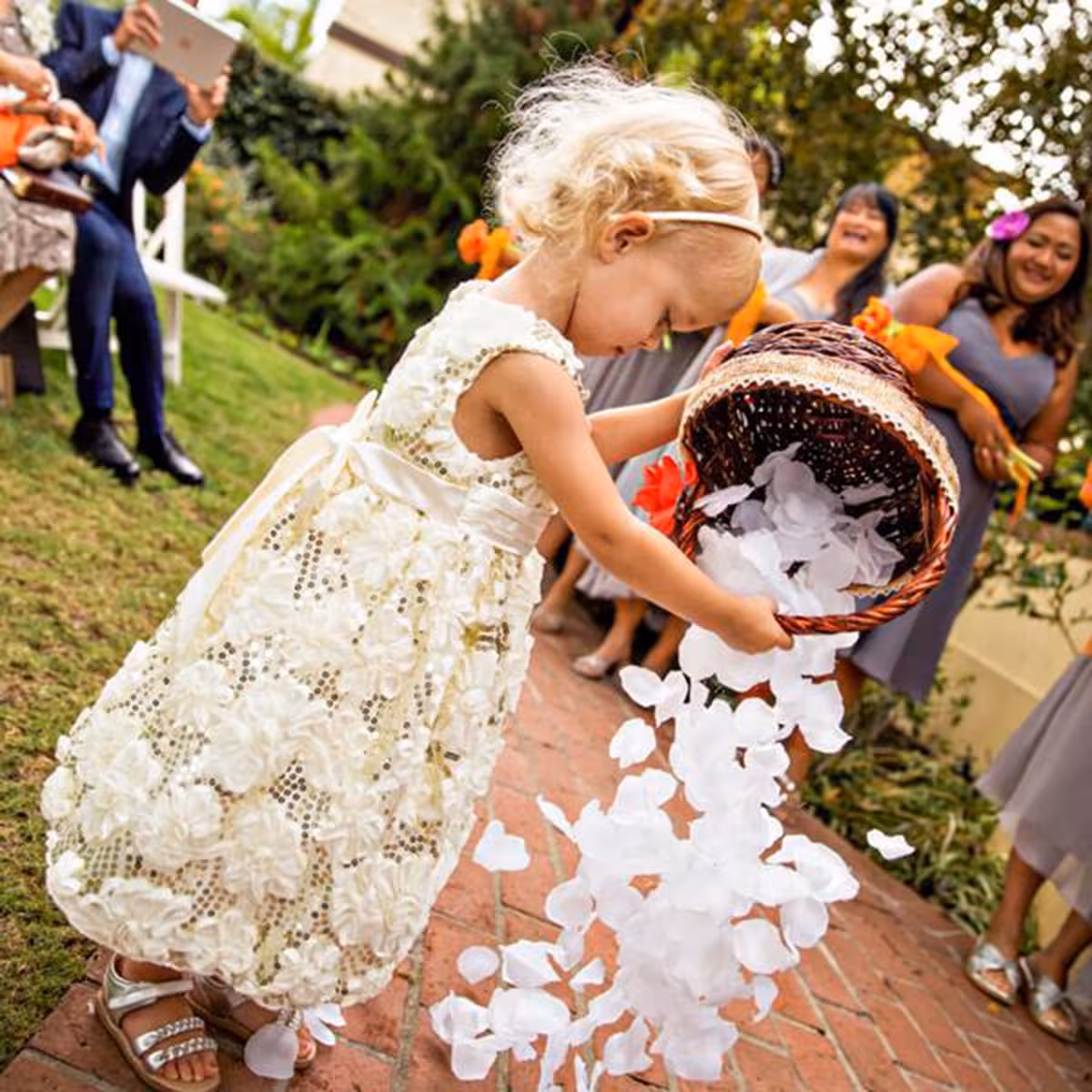 Valkoiset tekstiilipetalit hääkäytävän koristeluun