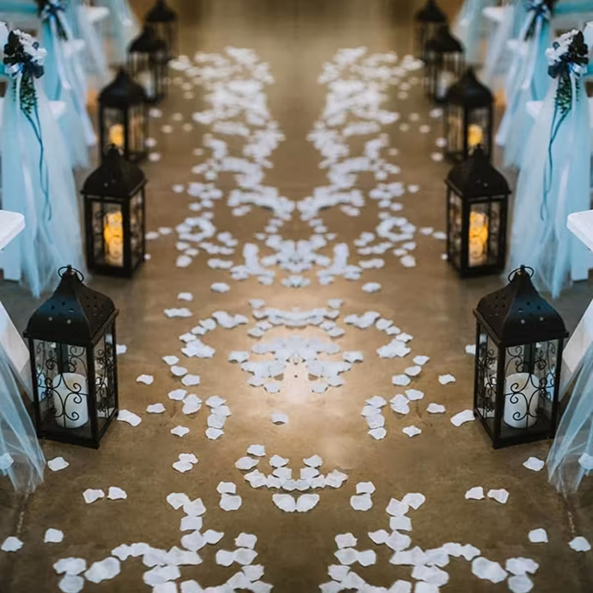 Valkoiset tekstiilipetalit aseteltuna koristeellisesti lattialle tai pöydälle