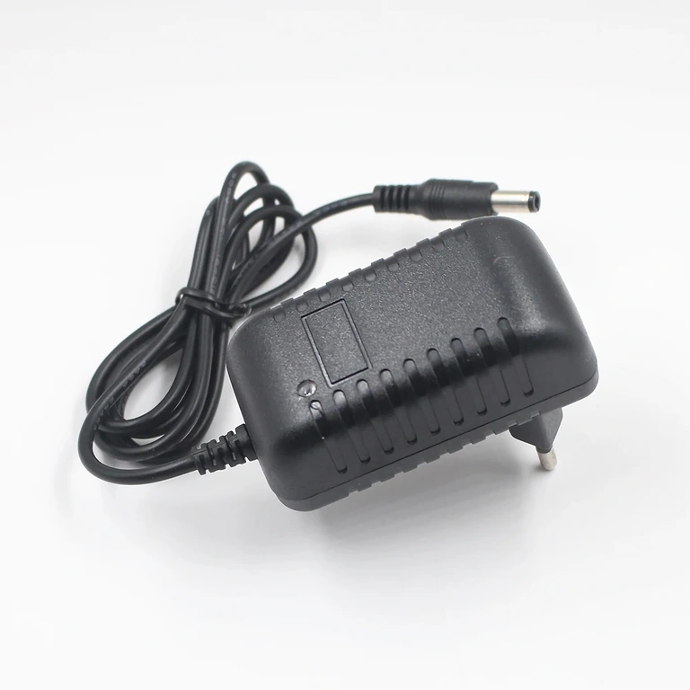 LED-indikaattorilla varustettu laturi LiFePO4-laturi LED-indikaattorilla punainen/vihreä lataustilalle