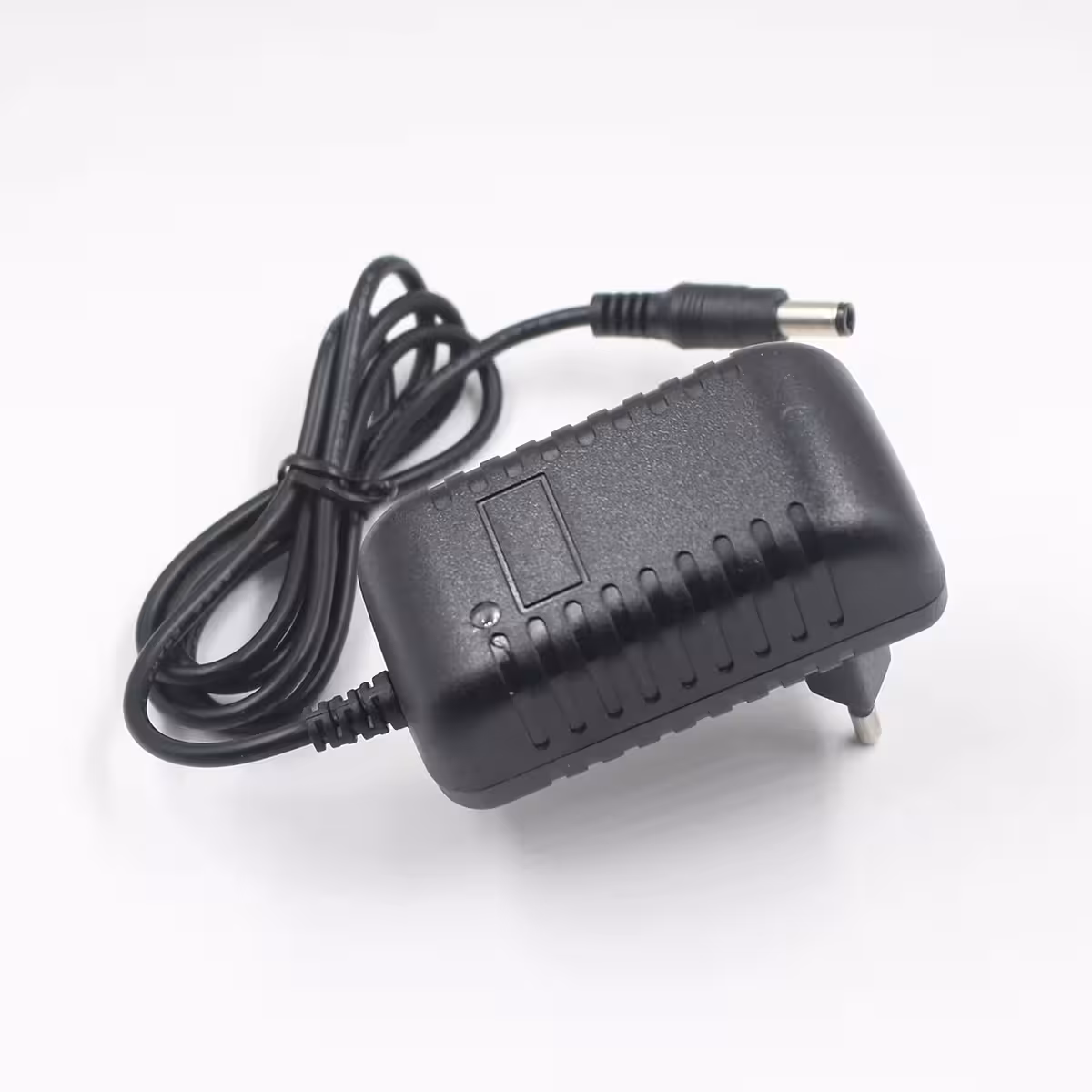 LiFePO4-laturi LED-indikaattorilla punainen/vihreä lataustilalle