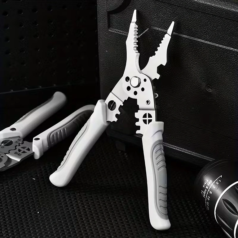 Esikuorintareijät Kalibroidut reiät erilaisten johtimien tarkkaan kuorintaan