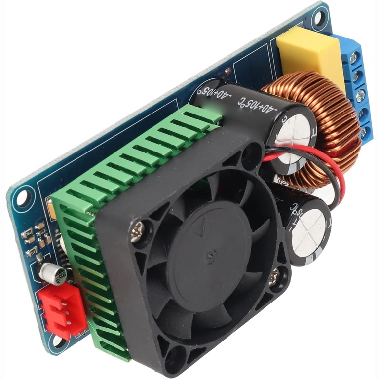 Mono 500W vahvistimen jäähdyttimen yksityiskohta