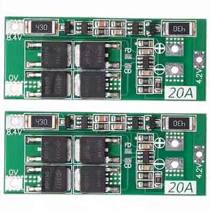 2 kpl BMS 2S 20A 7.4V -moduulien etunäkymä, esitetty yhdessä