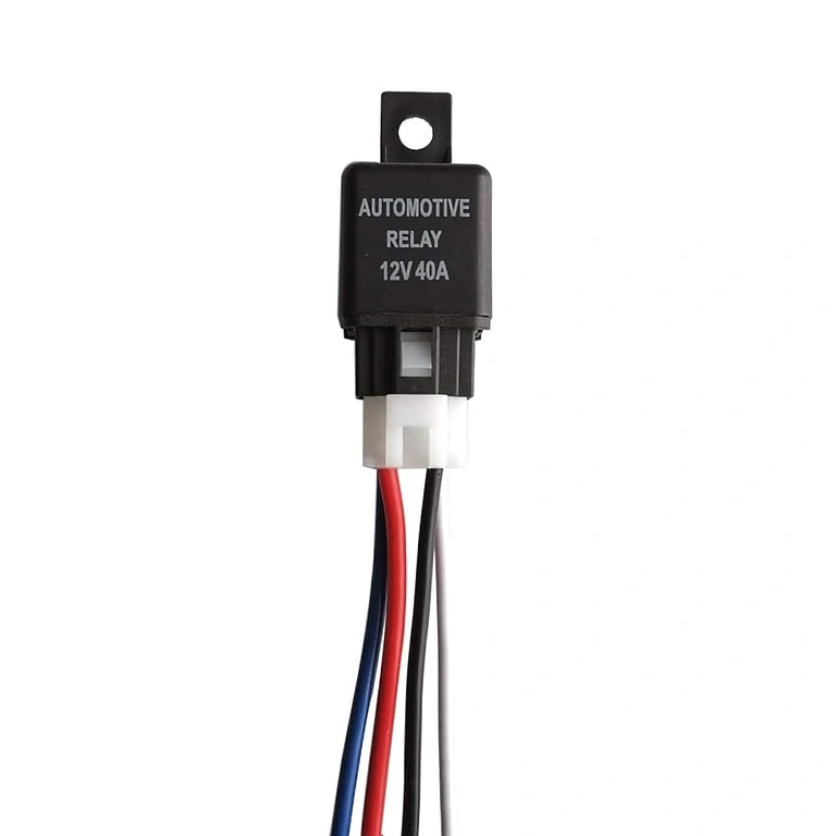 Autorele 12V 4-napainen 40A, etunäkymä selkeä