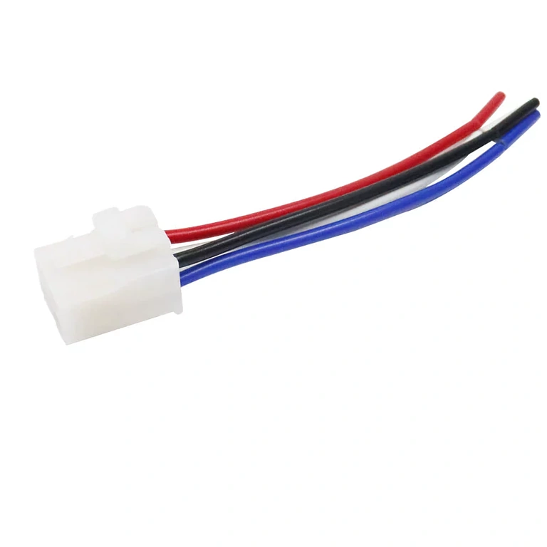 Autoreleen 12V 4-napainen 40A kanta ja asennettu rele – liitäntien yksityiskohta