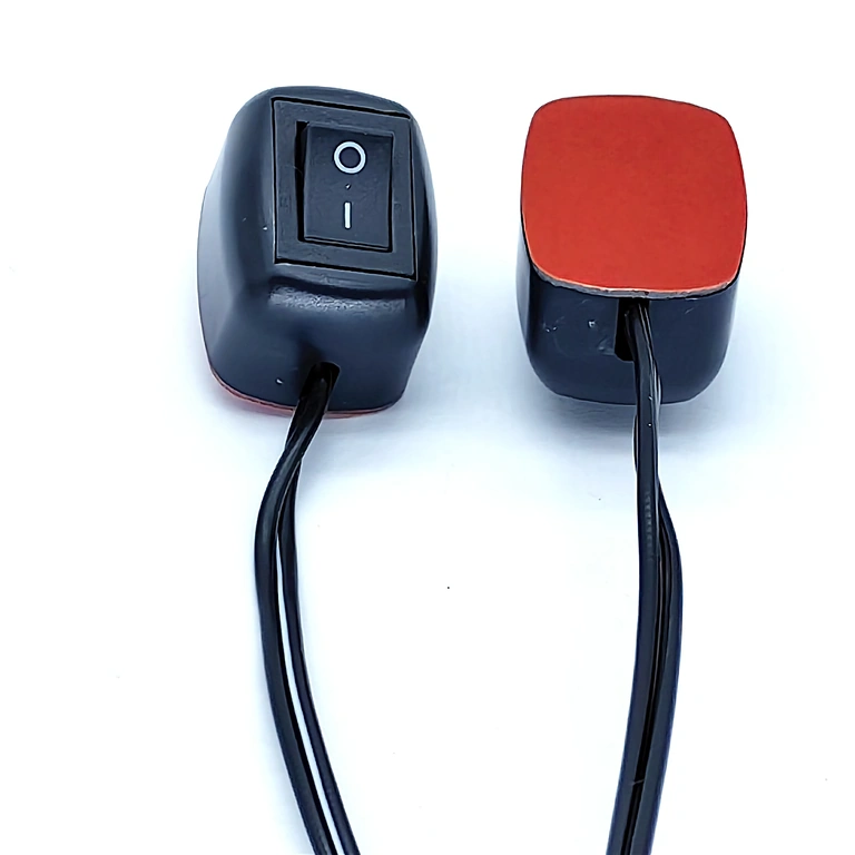 Pinta-asenteisen kytkimen rakenne ja kotelo